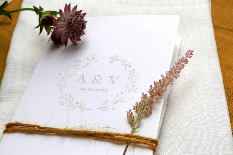 Personalisierter Hochzeitsstempel mit Initialen und Kranz aus Zweigen, floral | STUDIO KARAMELO