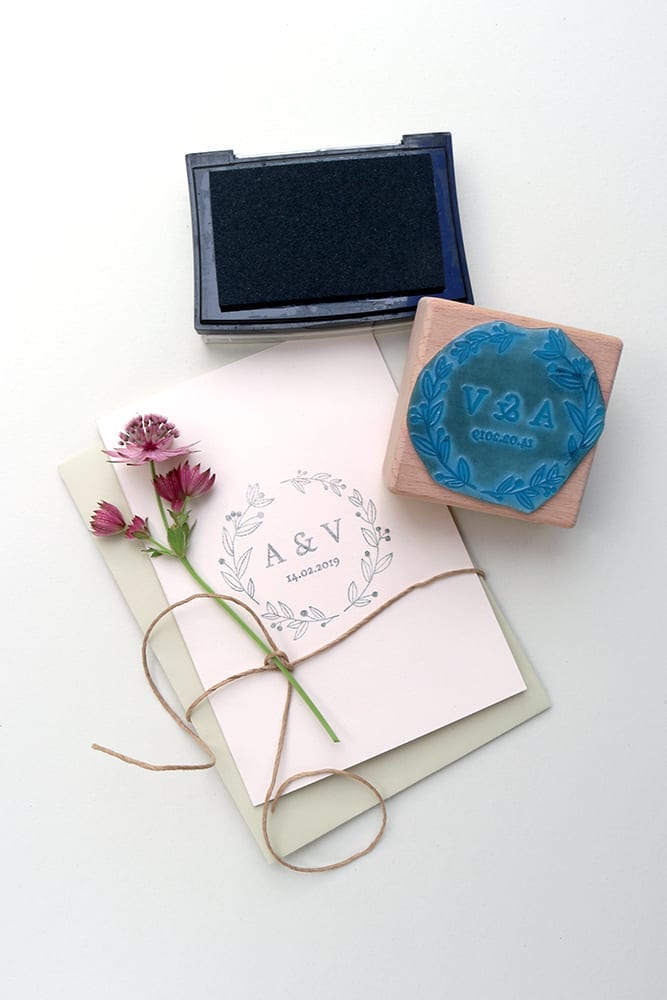 Personalisierter Hochzeitsstempel mit Initialen und Kranz aus Zweigen, floral | STUDIO KARAMELO