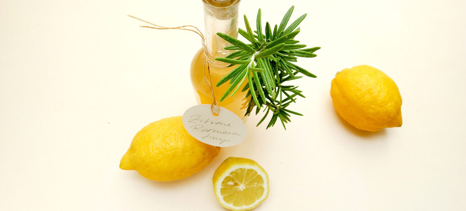 Zitronen-Rosmarin-Sirup selbstgemacht | STUDIO KARAMELO | lemon rosemary sirup