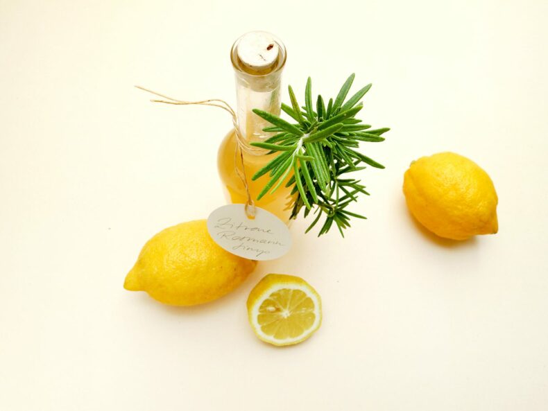 Zitronen-Rosmarin-Sirup selbstgemacht | STUDIO KARAMELO | lemon rosemary sirup