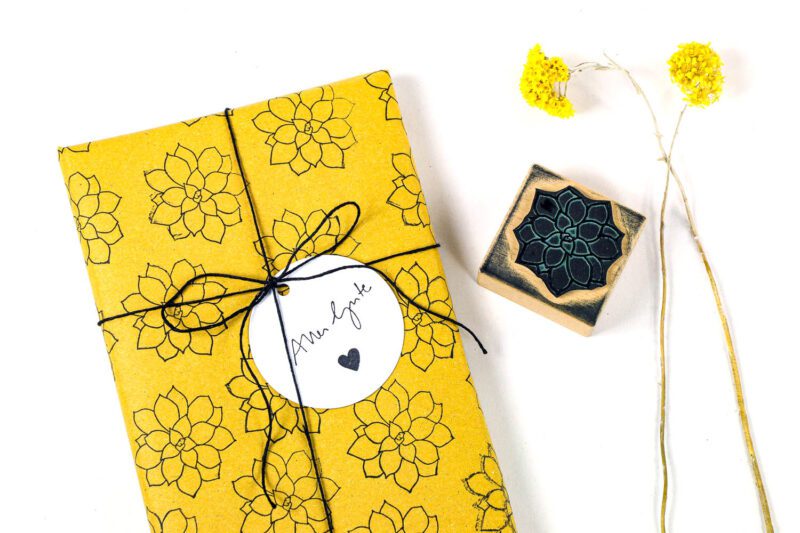 selbst gestaltes Geschenkpapier mit Stempel Sukkulente