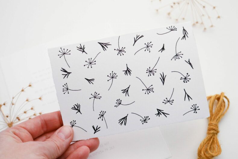 Schlichte, florale Hochzeitseinladung mit Dillblüten und Blättchen | STUDIO KARAMELO