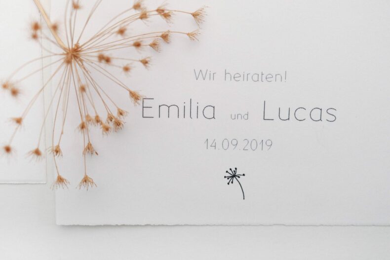 Schlichte, florale Hochzeitseinladung mit Dillblüten und Blättchen | STUDIO KARAMELO