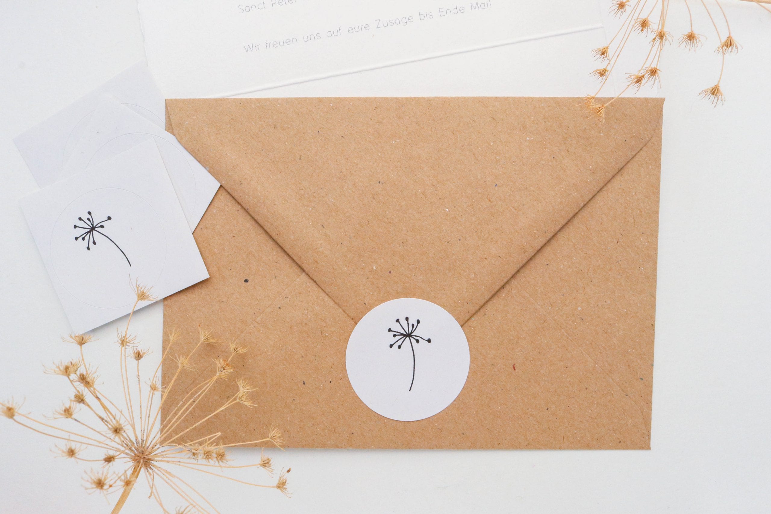 Schlichte, florale Hochzeitseinladung mit Dillblüten und Blättchen, Kuvert aus Kraftpapier | STUDIO KARAMELO