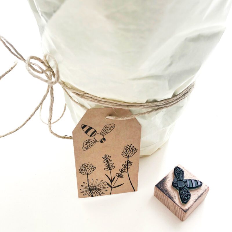 Bestempelter GEschenkanhänger mit Biene und Wildblumen