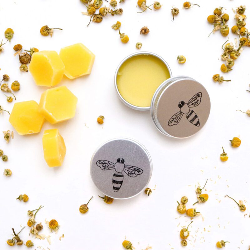 Selbstgemachte Handcreme mit Bienenstempel verziert