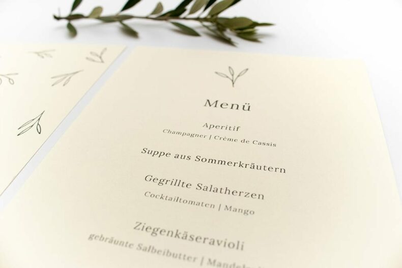 Floral gemusterte Menükarte OLIVE – Hochzeitspapeterie Recyclingpapier