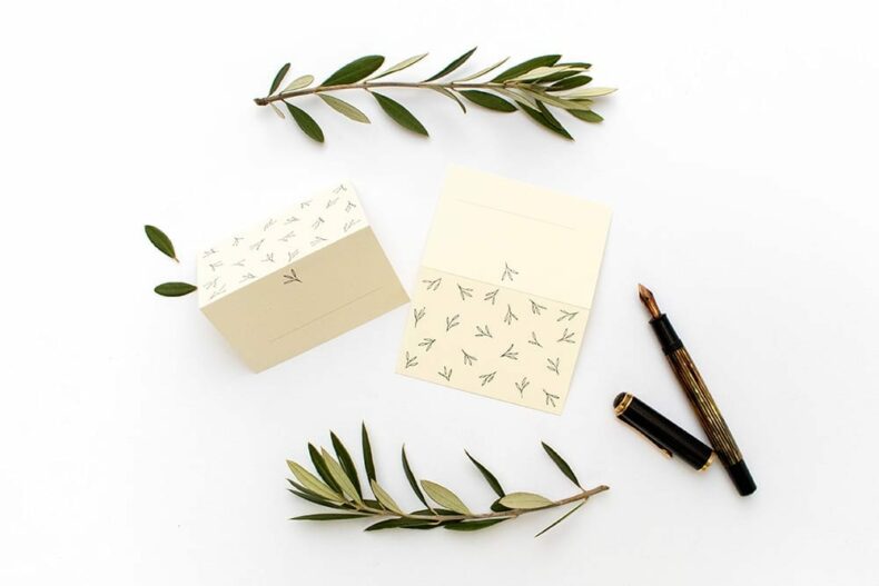 Floral gemusterte Tischkärtchen OLIVE – Hochzeitspapeterie Recyclingpapier