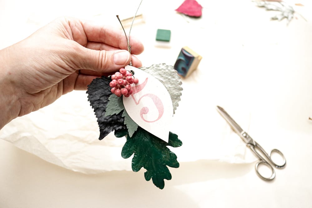 DIY Geschenkanhänger aus lackierten Blättern & Stempeln – Gestalten mit gepressten Pflanzen | STUDIO KARAMELO