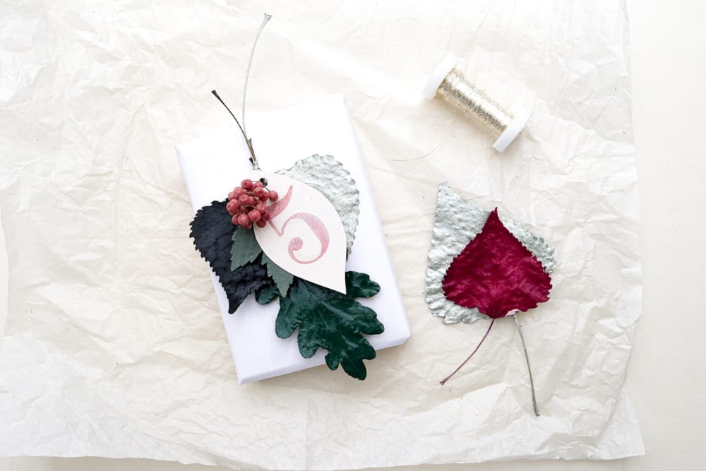 DIY Geschenkanhänger aus lackierten Blättern