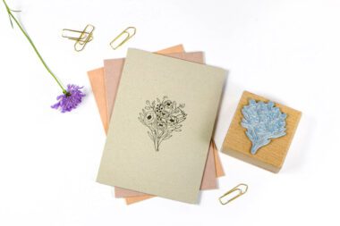 Stempel Blumenstrauß auf graues Papier gestempelt