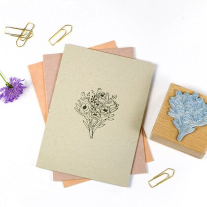 Stempel Blumenstrauß auf graues Papier gestempelt