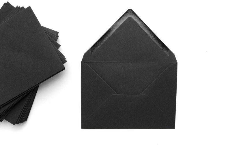Kuverts für Trauerkarten & Beileidsbekundungen aus schwarzem Recycling Kraftpapier | STUDIO KARAMELO