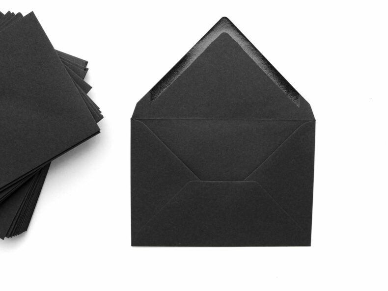 Kuverts für Trauerkarten & Beileidsbekundungen aus schwarzem Recycling Kraftpapier | STUDIO KARAMELO