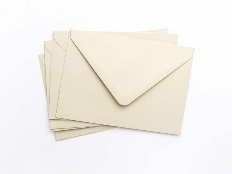 Briefumschläge aus Recyclingpapier in Pastellgrün – Passend zu floraler Hochzeitspapeterie