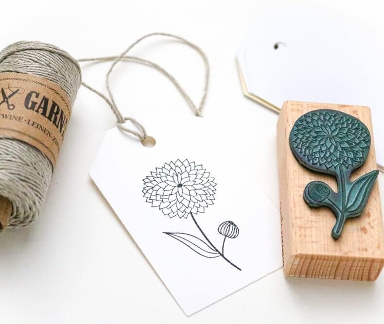 Stempel Dahlie auf Geschenkanhänger gestempelt