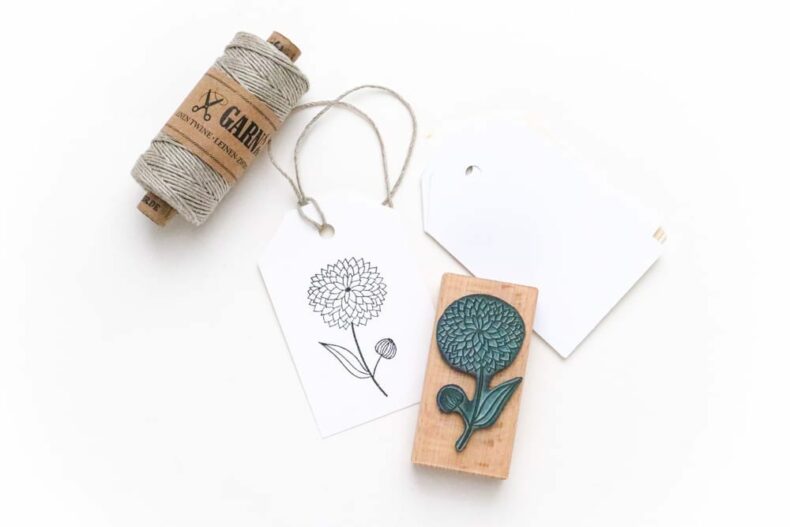 Stempel Dahlie auf Geschenkanhänger gestempelt