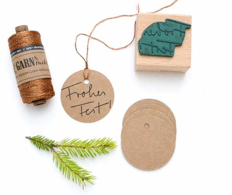 Stempel Handlettering Frohes Fest auf Geschenktüte gestempelt