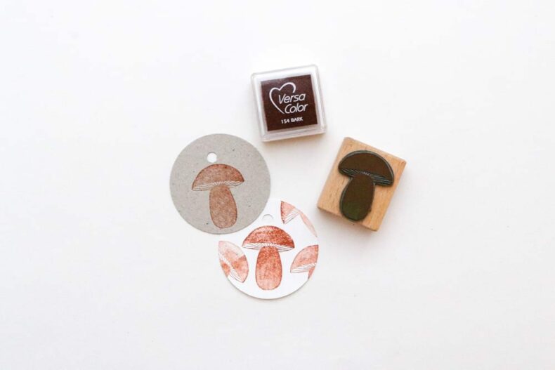 Stempel kleiner Pilz, gestempelt auf runde Geschenkanhänger