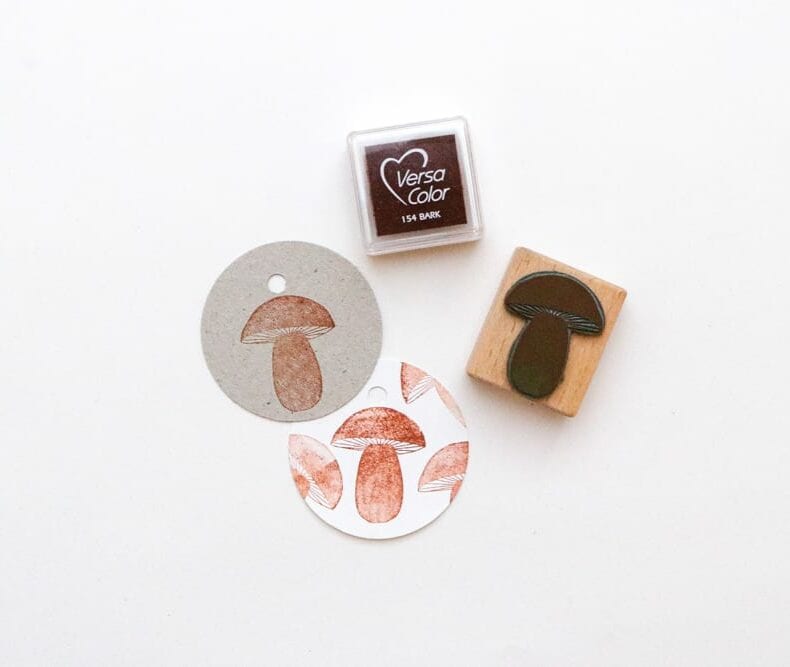 Stempel kleiner Pilz, gestempelt auf runde Geschenkanhänger