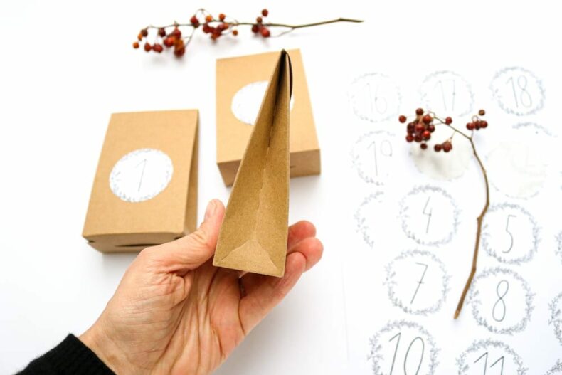 DIY Adventskalender mit 24 Schachteln aus Kraftpapier Anleitung