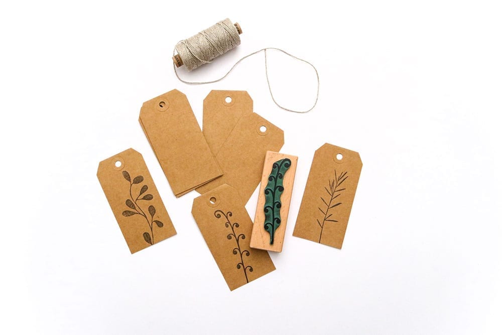 Lange Geschenkanhänger aus Recycling Kraftpapier, bestempelt mit Farn-Stempel und Rosmarinstempel von STUDIO KARAMELO