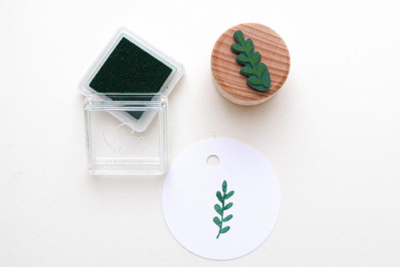 Stempelkissen Evergreen VersaColor, Mini Stempelkissen, gestempelt mit Blätterzweig von STUDIO KARAMELO
