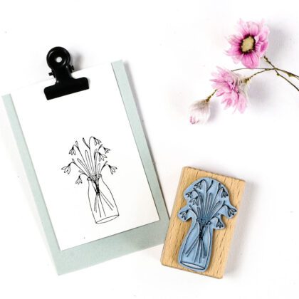 Blumenstempel mit Schneeglöckchen und Vase auf Anhänger gestempelt