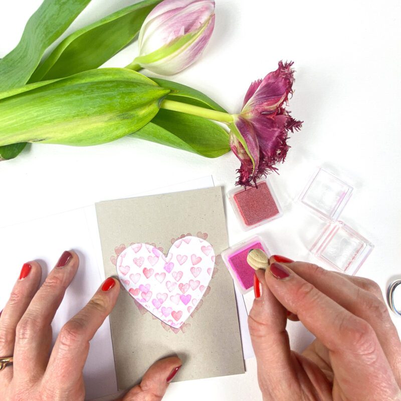 Valentinskarte oder Muttertagskarte stempeln mit Herzstempel