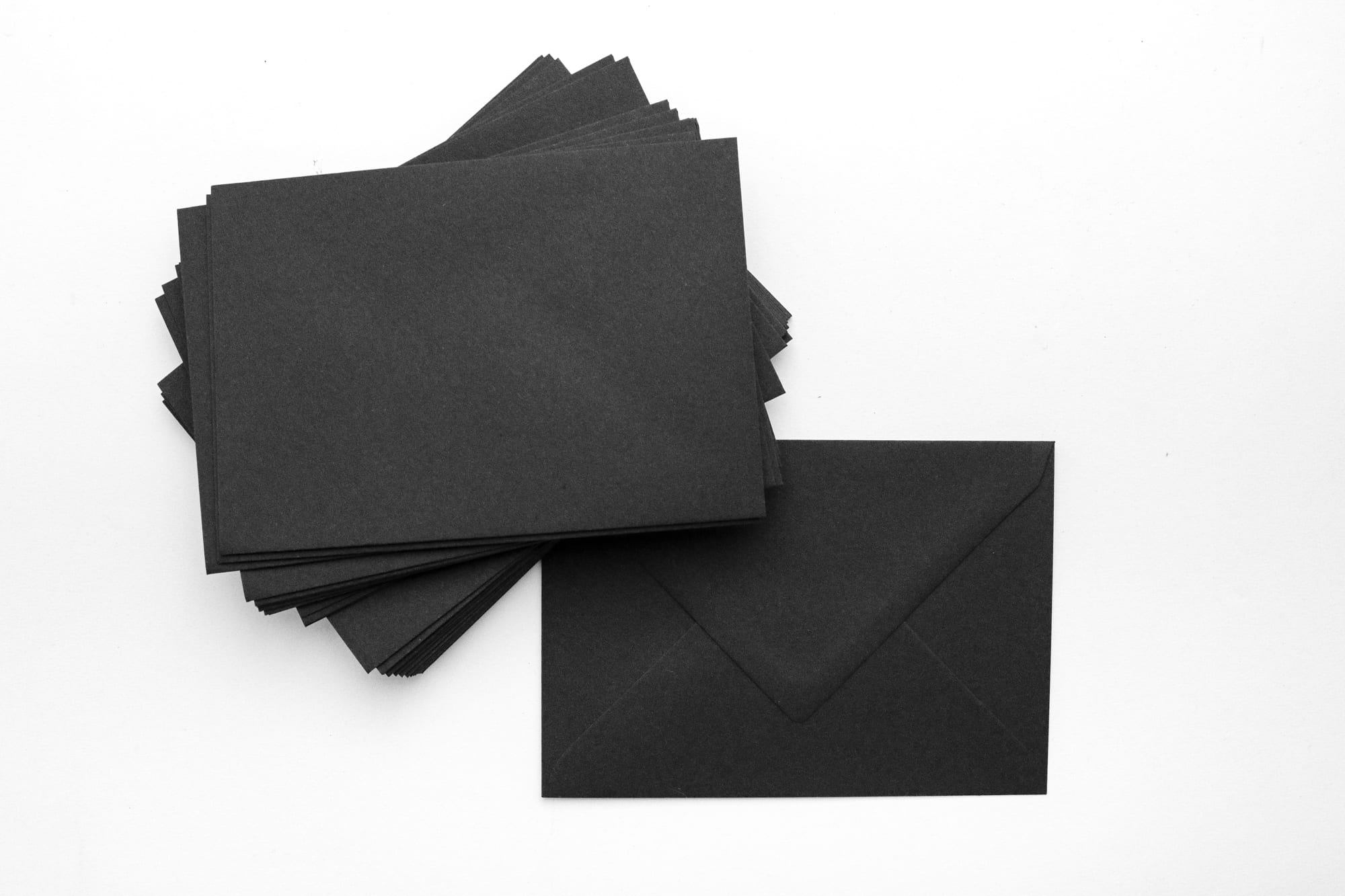 Briefumschläge in schwarz, Kuverts aus Kraftpapier STUDIO KARAMELO