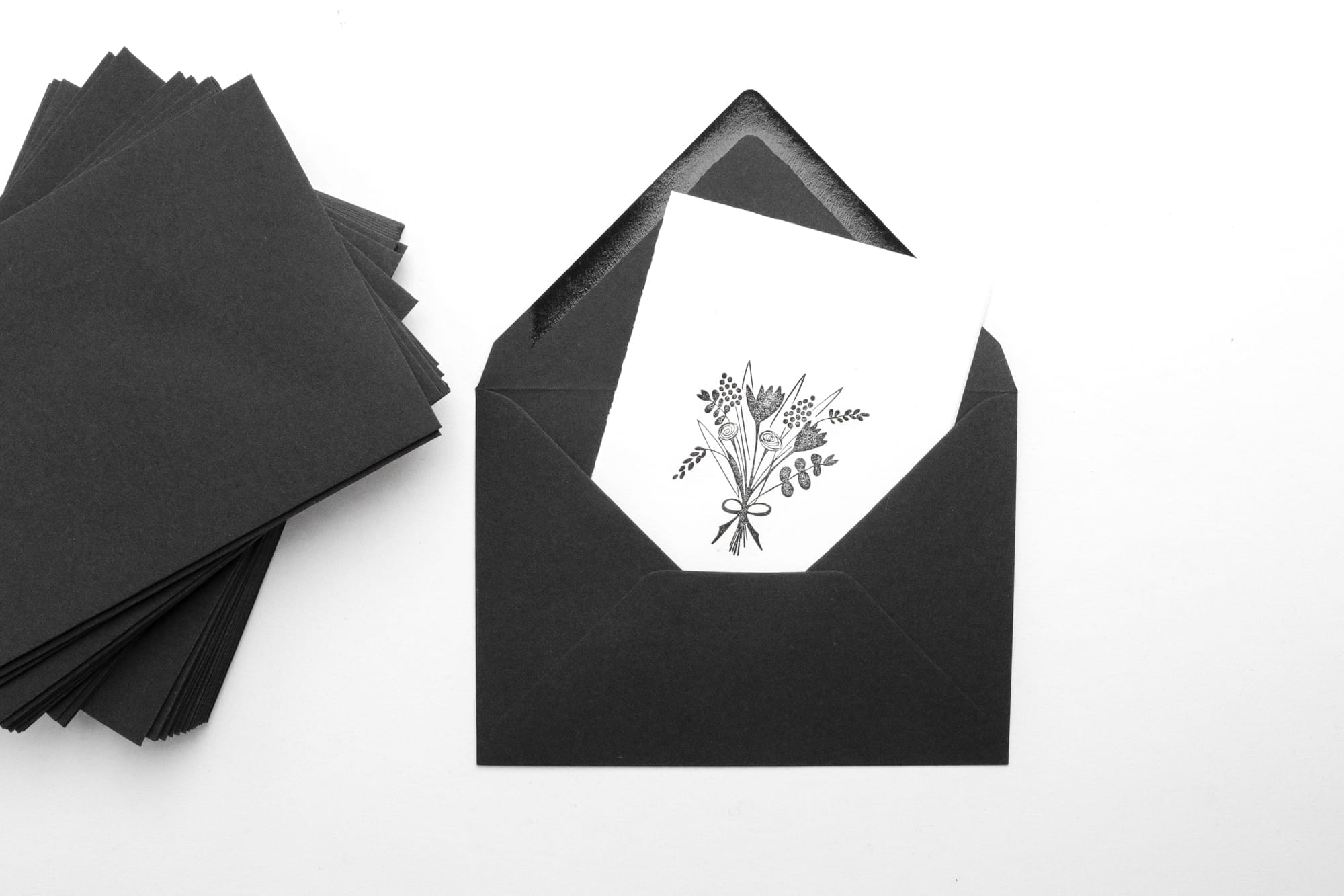 Trauerkarte stempeln mit Blumen, schwarze Kuverts aus Kraftpapier STUDIO KARAMELO
