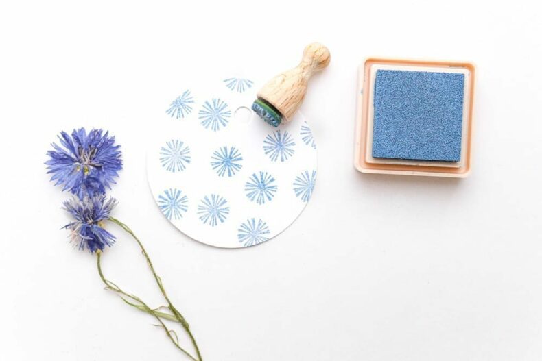 Ministempel Blüte Aster mit Versacraft auf Geschenkanhänger gestempelt