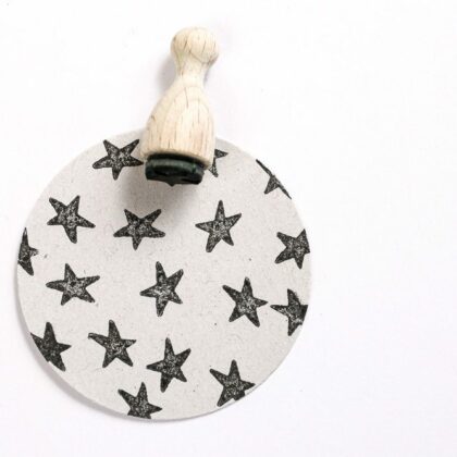 Ministempel Stern aus Naturkautschuk, umwetlfreundlicher Stempel, gestempelt auf Graupappe