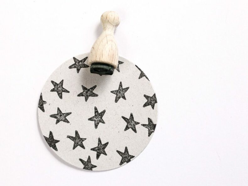 Ministempel Stern aus Naturkautschuk, umwetlfreundlicher Stempel, gestempelt auf Graupappe