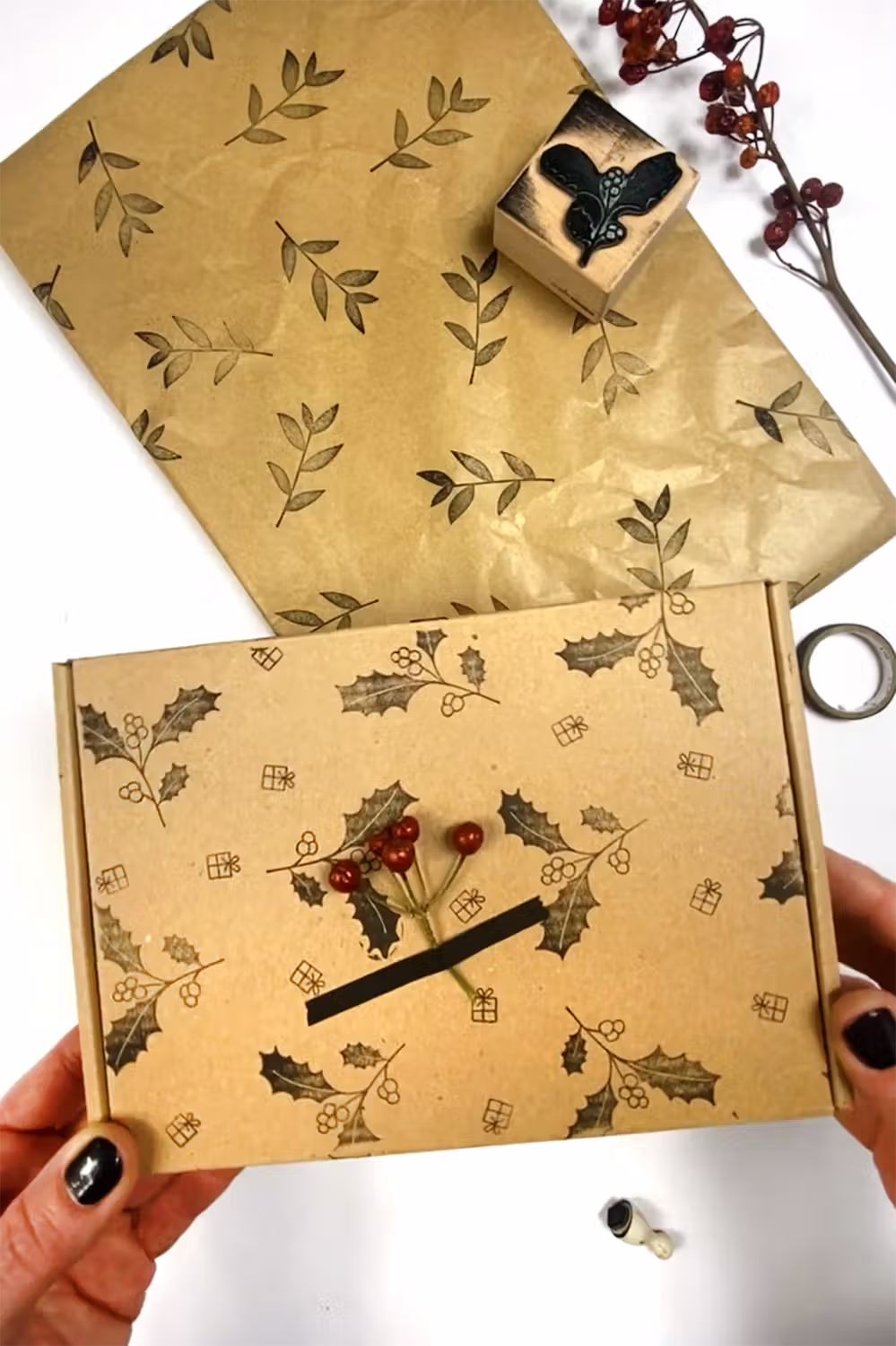 Stempel Ilexzweig auf Geschenkverpackung gestempelt