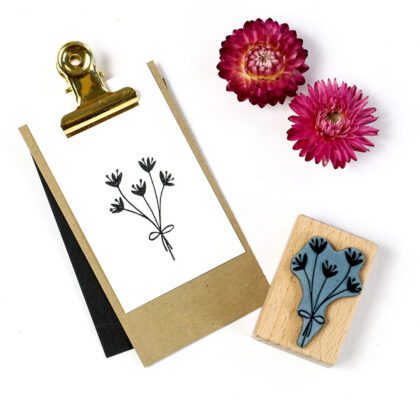 Stempel kleiner Blumenstrauß auf einen Anhänger gestempelt