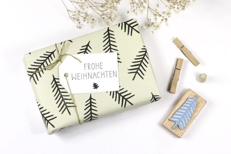 Selbst gestempeltes Geschenkpapier für Weihnachten mit Stempel Tannenbaum und Geschenkanhänger Frohe Weihnachten