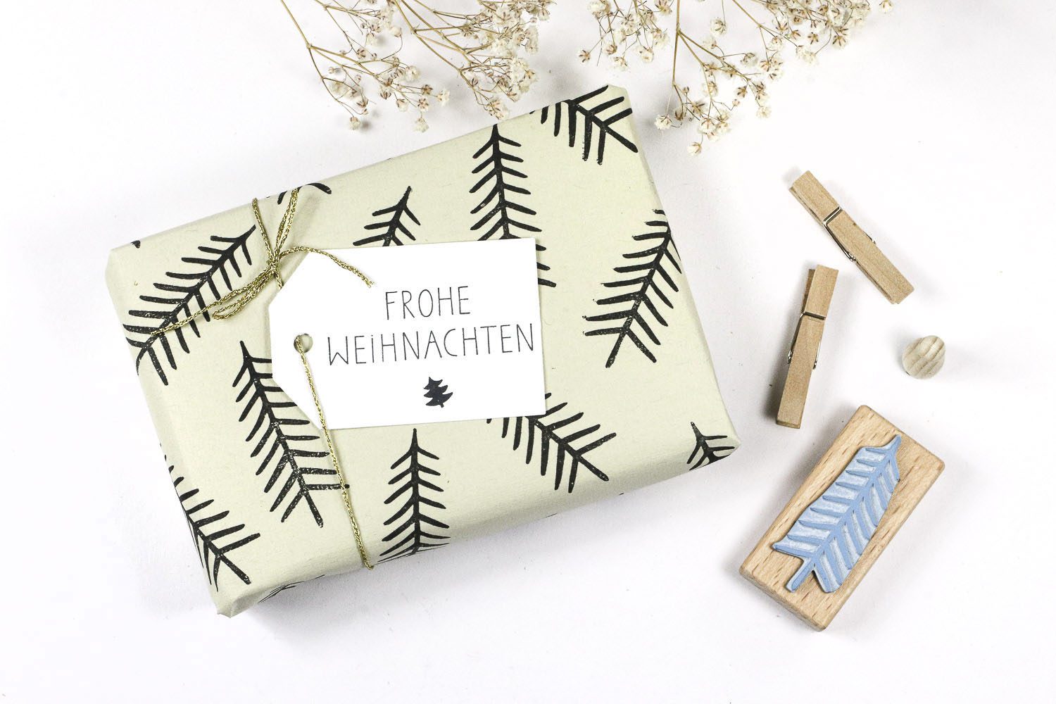 Selbst gestempeltes Geschenkpapier für Weihnachten mit Stempel Tannenbaum und Geschenkanhänger Frohe Weihnachten
