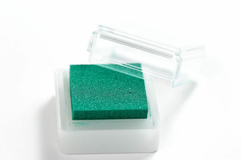 kleines Stempelkissen tropical green von Versacolor, türkis grün