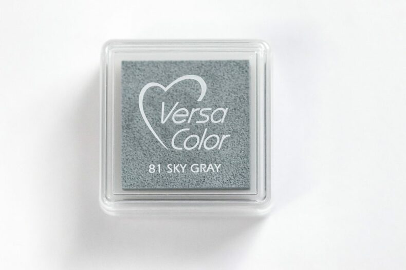 kleines Stempelkissen grau von Versacolor, sky gray