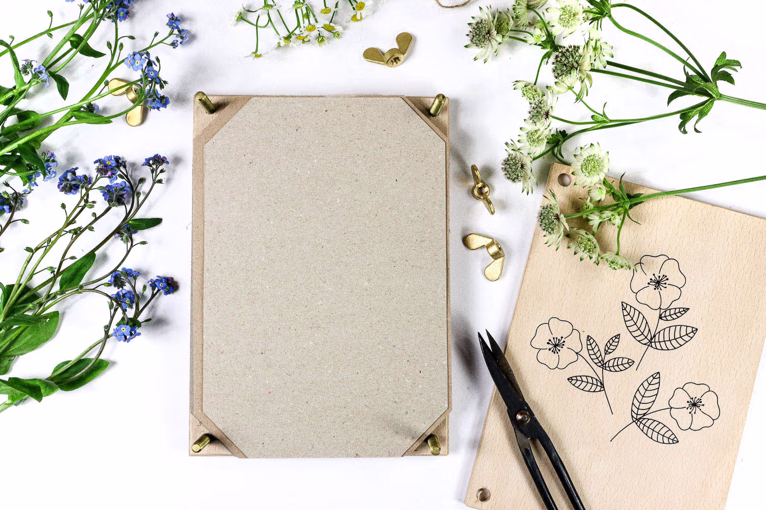Blumenpresse aus Holz mit Feinwellpappe und Löschpapier