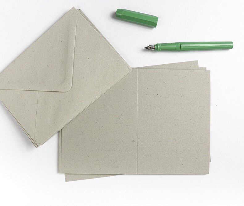 Klappkarten und Umschläge aus Recyclingpapier grau, Feinpapier