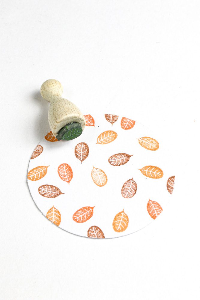 Bestempelte Geschenkanhänger mit Ministempel Blatt, gestempelt in den Herbstfarben orange und braun