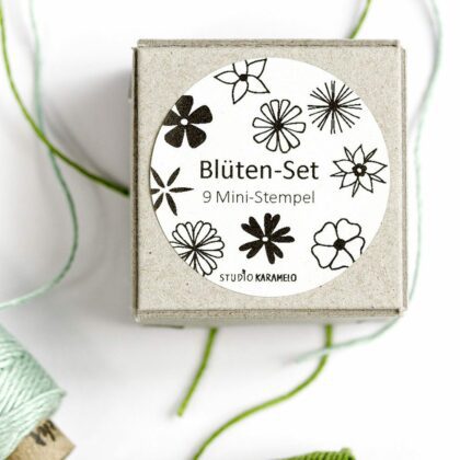 Mini Stempel Set Blüten, 9 kleine Holzstempel in hübscher Schachtel von STUDIO KARAMELO