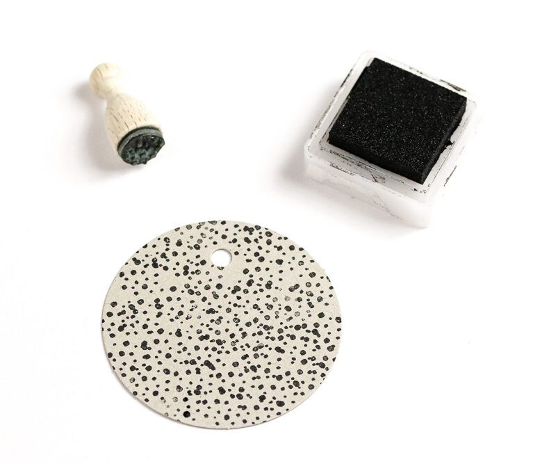 Mini Stempel kleine Punkte, gestempelt auf Geschenkanhänger, schwarzes Stempelkissen