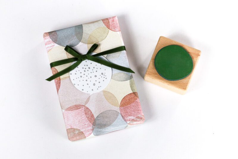 Stempel Kreis groß im Muster mit verschiedenen Farben auf Geschenkpapier gestempelt
