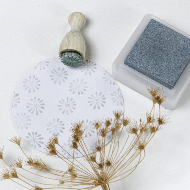 Ministempel mit kleiner Allium Blüte in sky gray von Versa Color auf Geschenkanhänger gestempelt