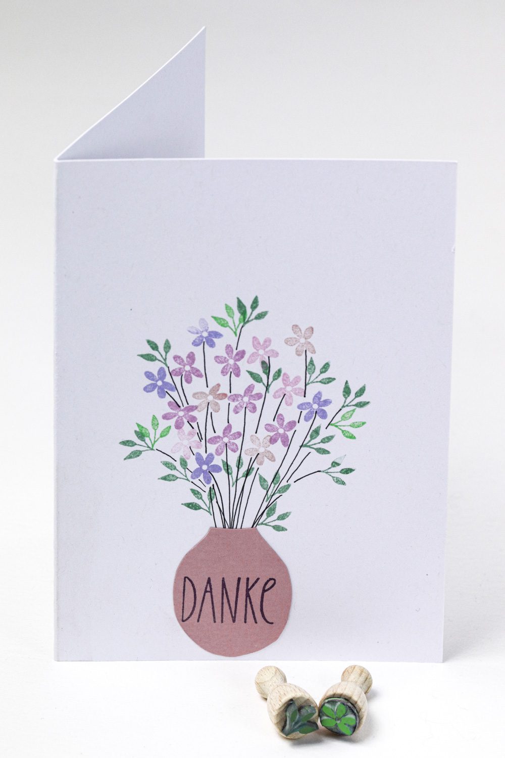 Selbst gemachte Danksagung: Blumenstrauß und Schriftzug DANKE auf blanko Klappkarte gestempelt