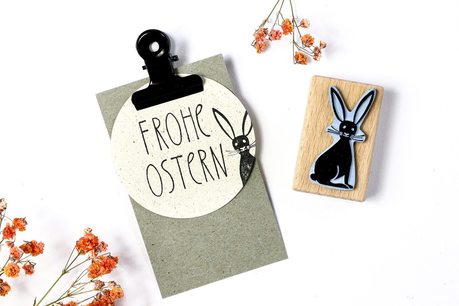 Frohe Ostern Textstempel mit Hasenstempel auf Anhänger