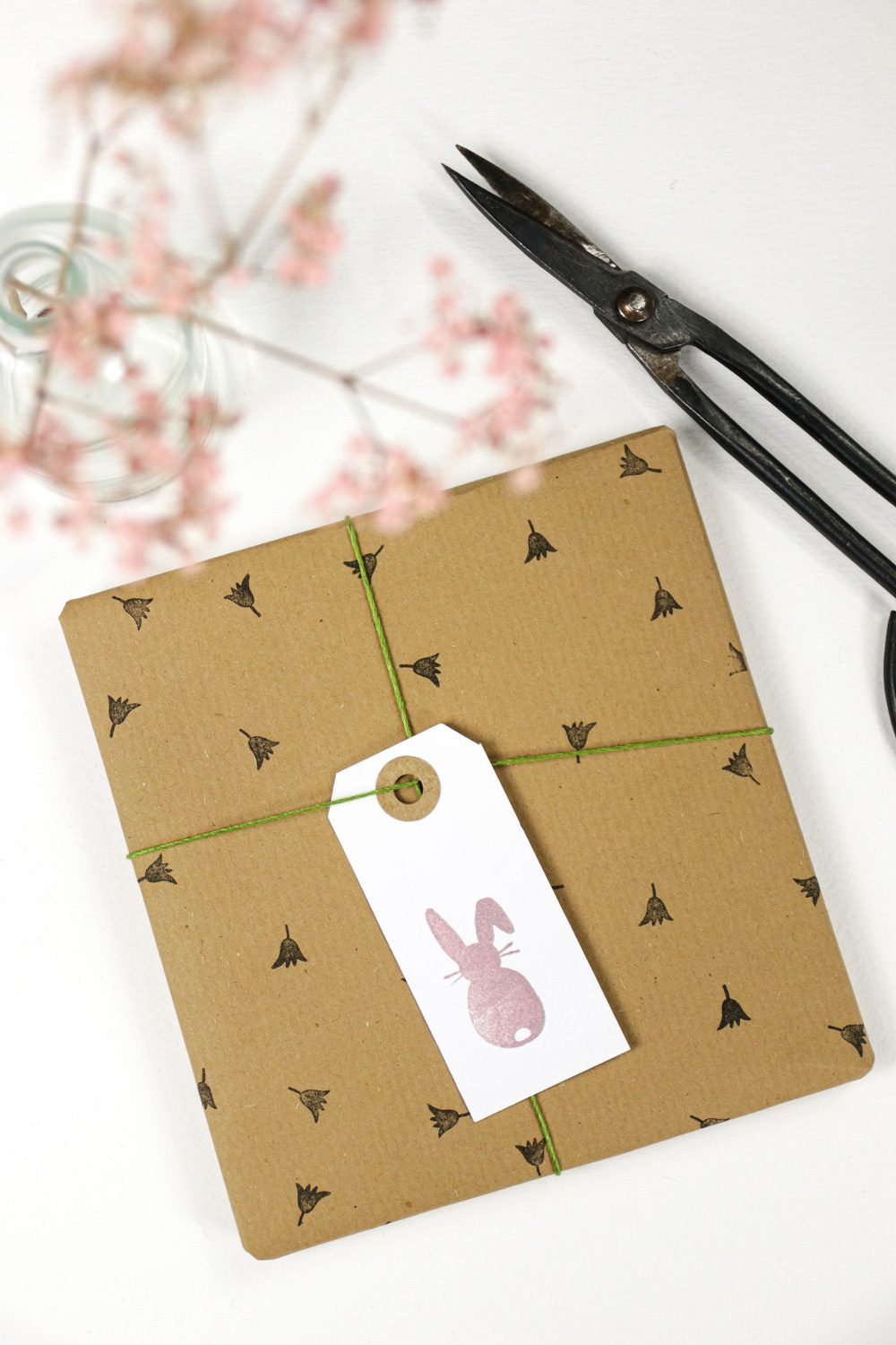 Geschenkpapier selber gestempelt mit dem Ministempel Kelchblüte und einem Hang Tag mit Osterhase